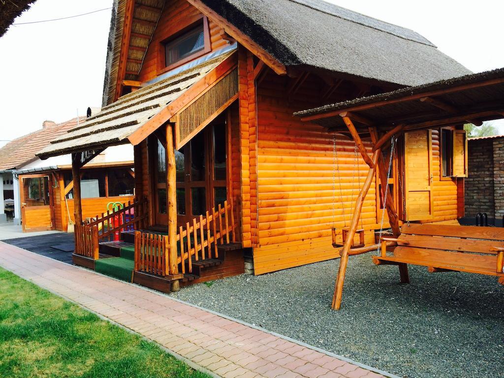 Sulyom Panzió Apartamento Tiszafüred Quarto foto